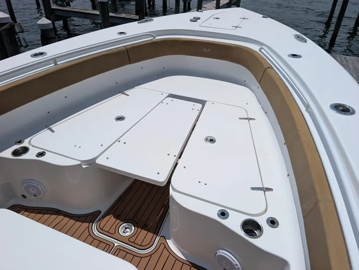 Under Pressure Yacht Photos Pics 2020 Sea Hunt Gamefish 30 Forward Seating boat interior with cushioned seating and deck.