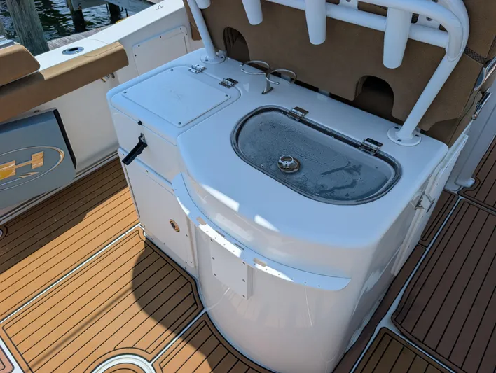Under Pressure Yacht Photos Pics 2020 Sea Hunt Gamefish 30 boat interior with livewell and seating.