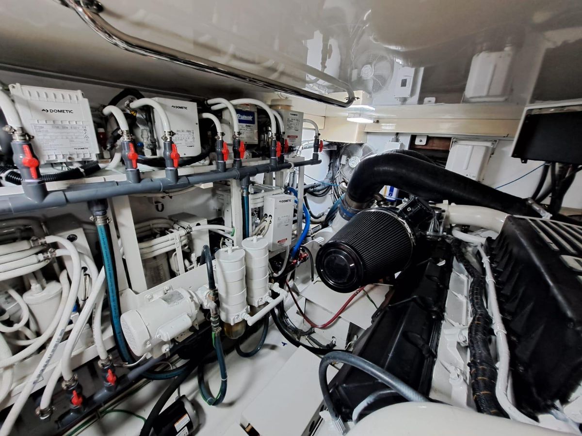 2006 Hatteras 68 