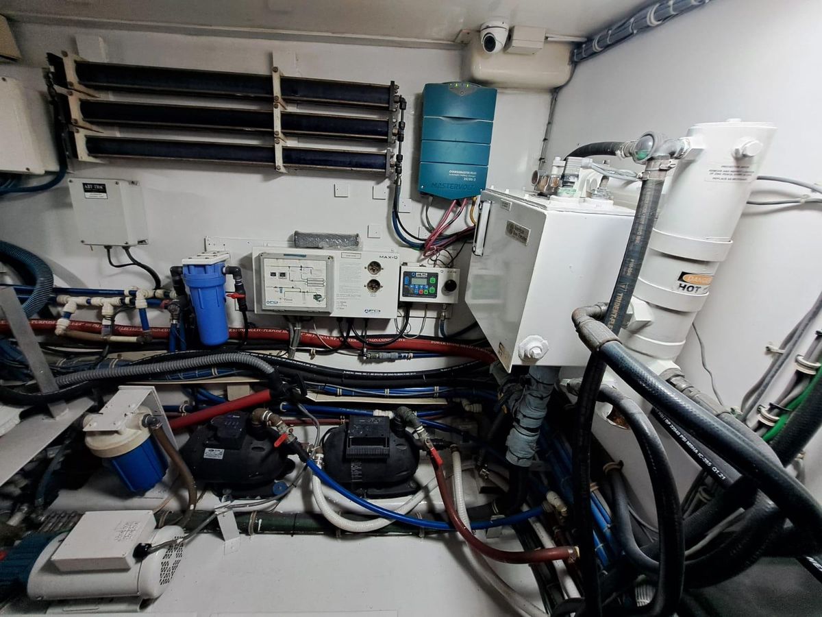 2006 Hatteras 68 