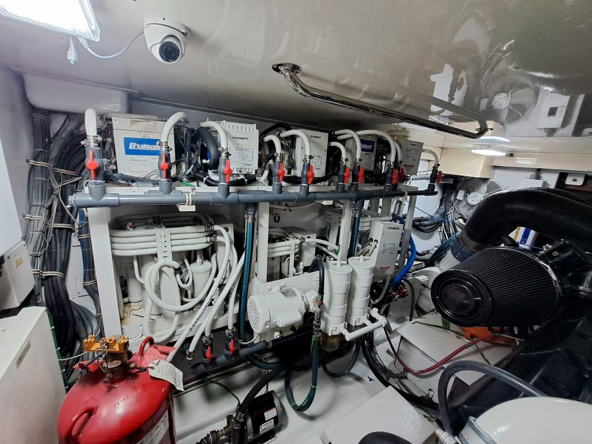 2006 Hatteras 68 