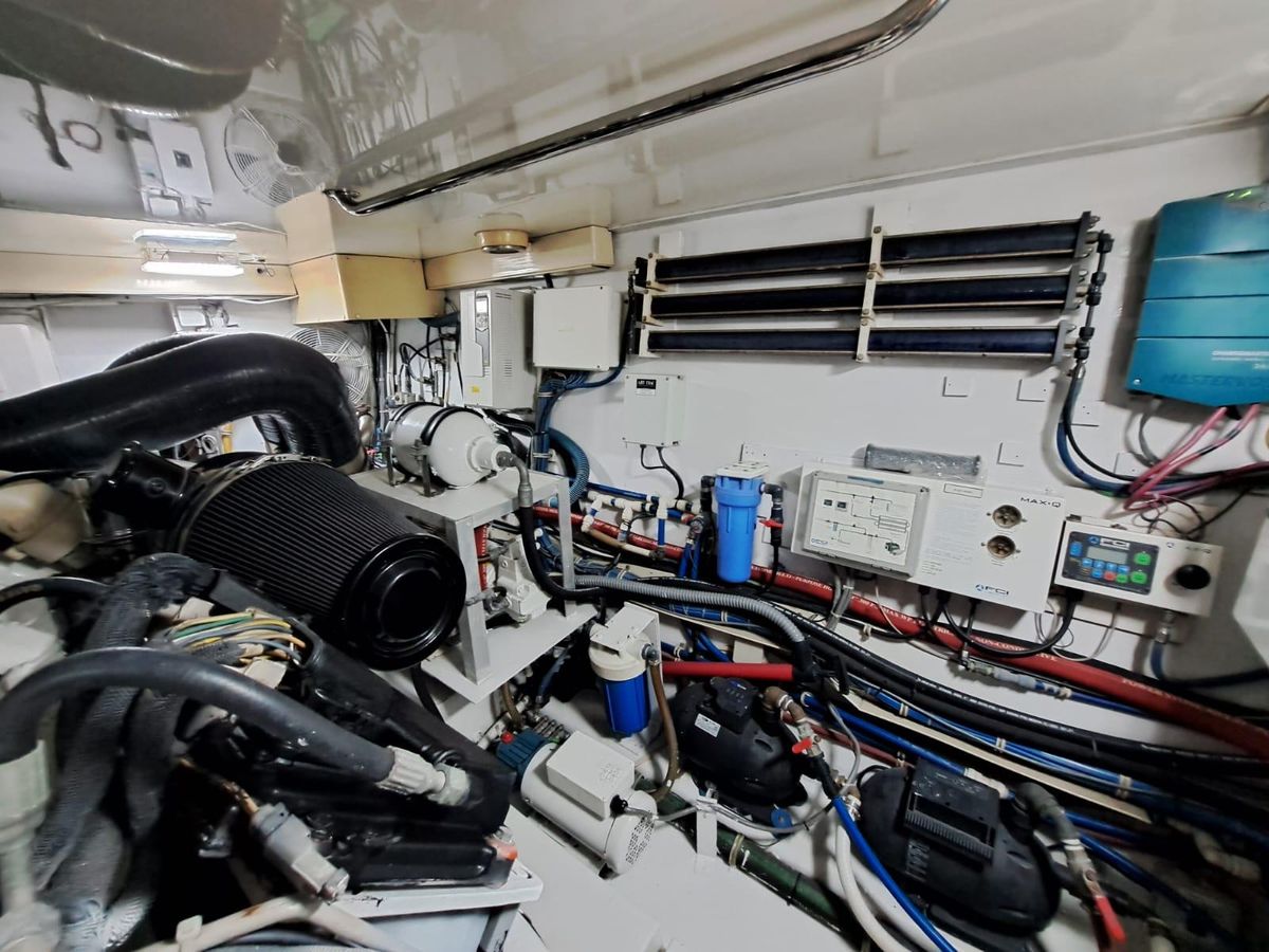2006 Hatteras 68 