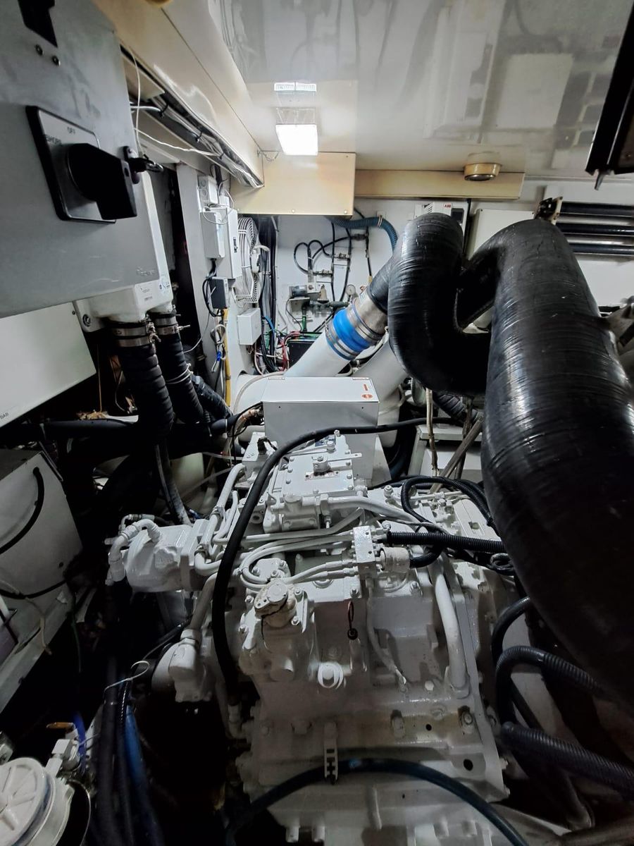 2006 Hatteras 68 