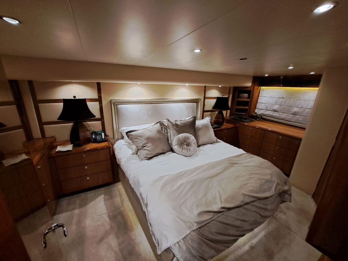 2006 Hatteras 68 