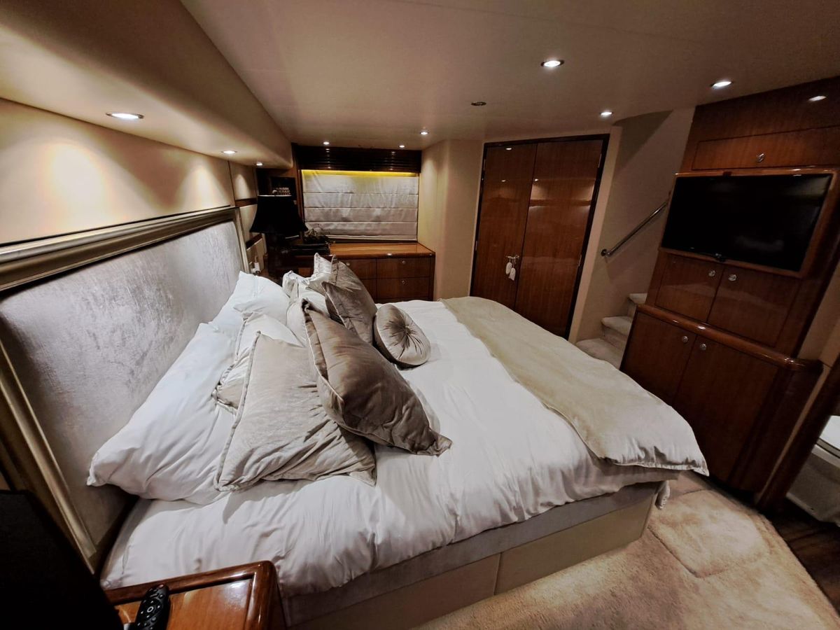 2006 Hatteras 68 