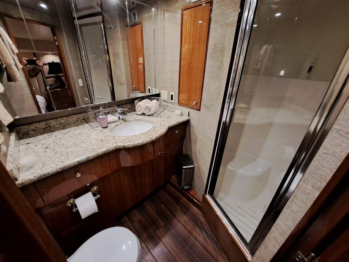 2006 Hatteras 68 