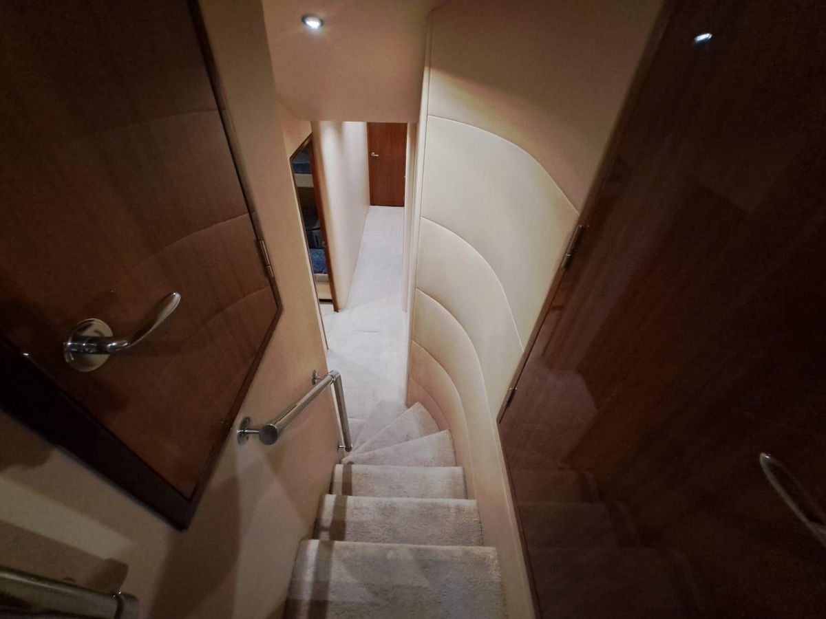 2006 Hatteras 68 