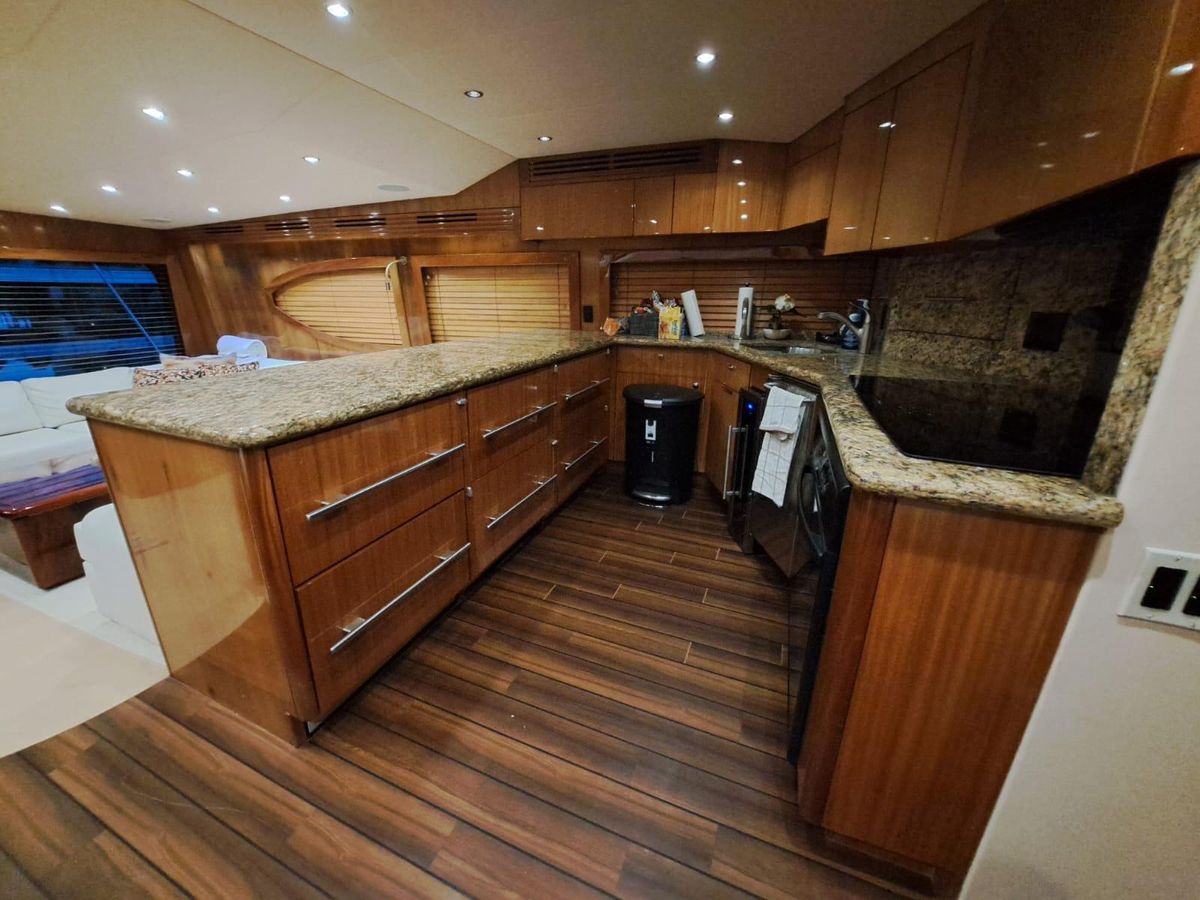 2006 Hatteras 68 