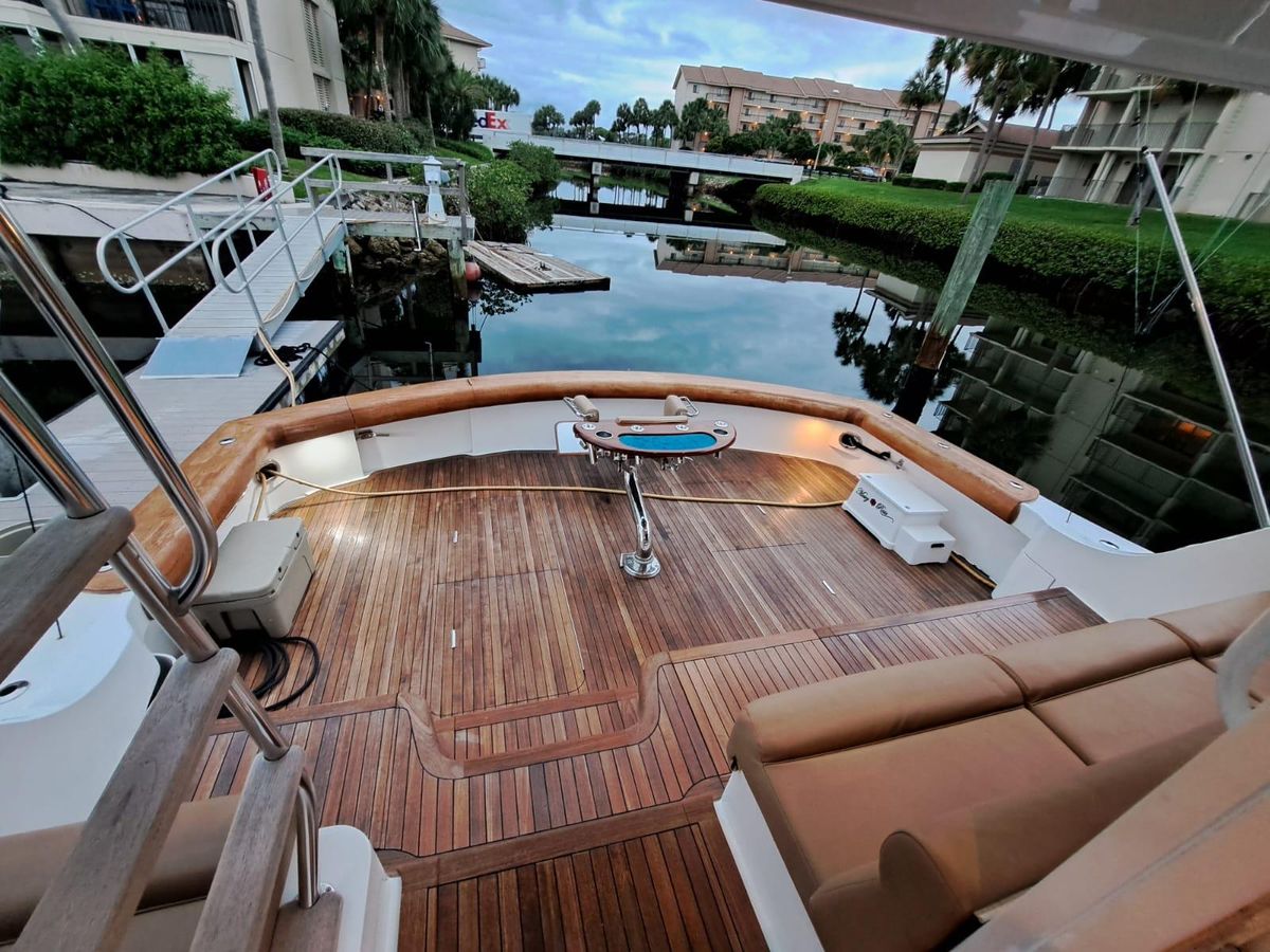 2006 Hatteras 68 
