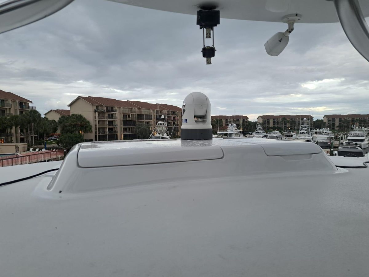 2006 Hatteras 68 