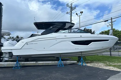 Cruisers Yachts 34 GLS Outboard
