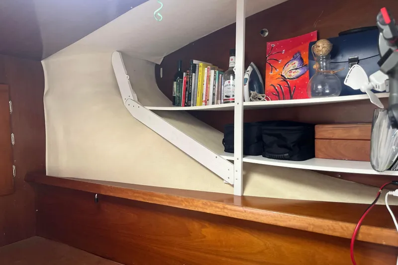 Sea Glass Yacht Photos Pics Interior of 2000 Fountaine Pajot Belize 43 with shelves, books, and decorative items.