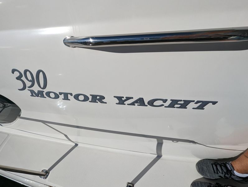 2005 Sea Ray 390 Motor Yacht