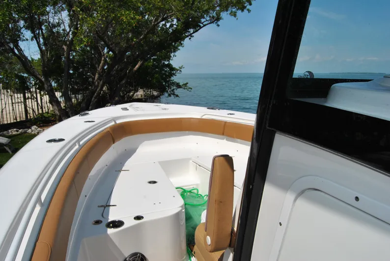  Yacht Photos Pics 2020 Sea Hunt Gamefish 30 boat interior with ocean view and seating area.