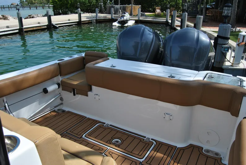  Yacht Photos Pics 2020 Sea Hunt Gamefish 30 boat interior with twin engines and tan seating.