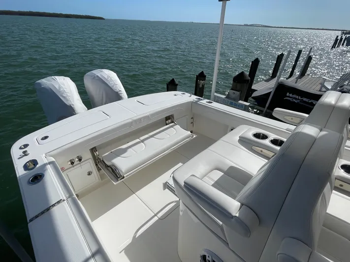  Yacht Photos Pics 2023 Regulator 31 boat with dual engines, spacious seating, and ocean view.