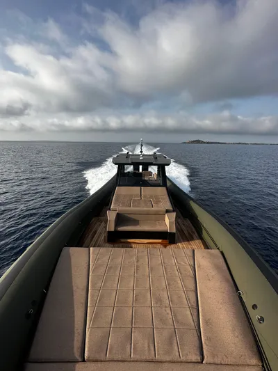 Nomad Yacht Photos Pics Luxury Sea Water PHANTOM 500 yacht cruising on open sea, 2023 model.