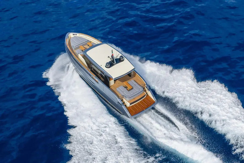  Yacht Photos Pics 2026 Invictus ST 550 yacht cruising on vibrant blue ocean waters.