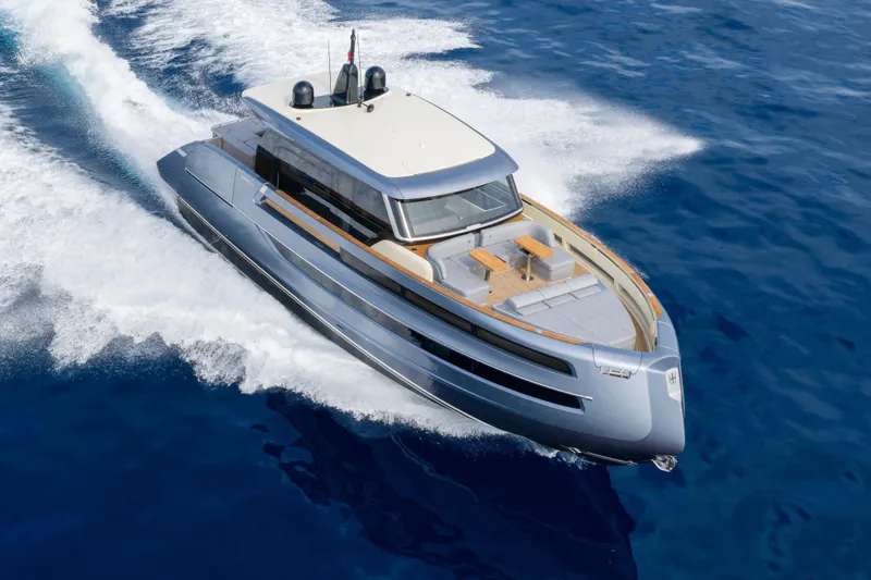  Yacht Photos Pics 2026 Invictus ST 550 yacht cruising on open blue sea.