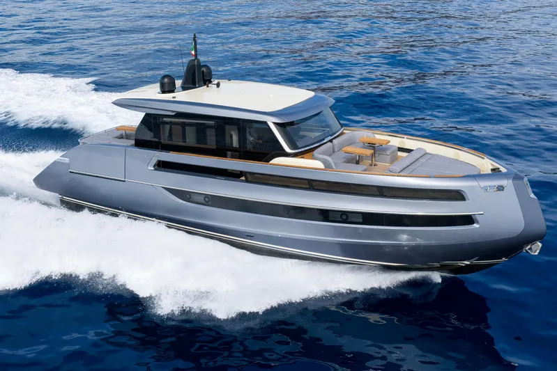  Yacht Photos Pics 2026 Invictus ST 550 yacht cruising on open blue sea.