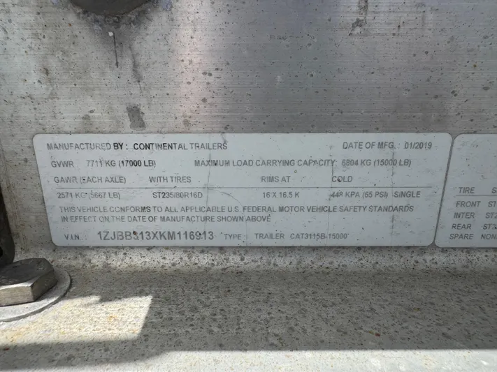  Yacht Photos Pics 2019 World Cat 3200 trailer label showing specifications and compliance details.