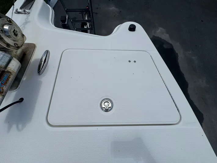  Yacht Photos Pics 2019 World Cat 3200 boat deck with hatch and winch.