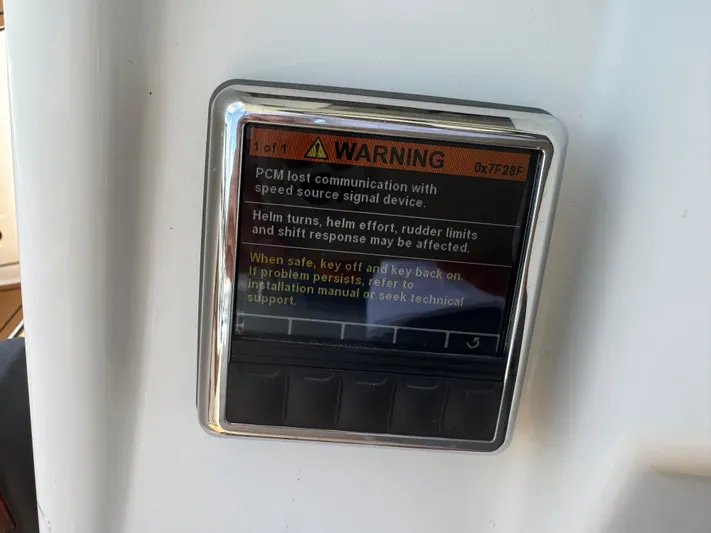  Yacht Photos Pics Warning display on 2019 World Cat 3200 boat showing PCM communication error.