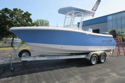 Robalo R230 Center Console