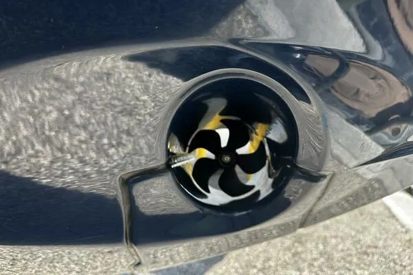 Keys Please! Yacht Photos Pics Close-up of a 2024 Jeanneau Leader 9.0 WA boat propeller.