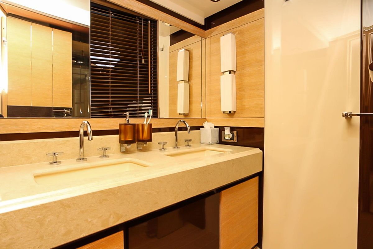 2011 Azimut 70 