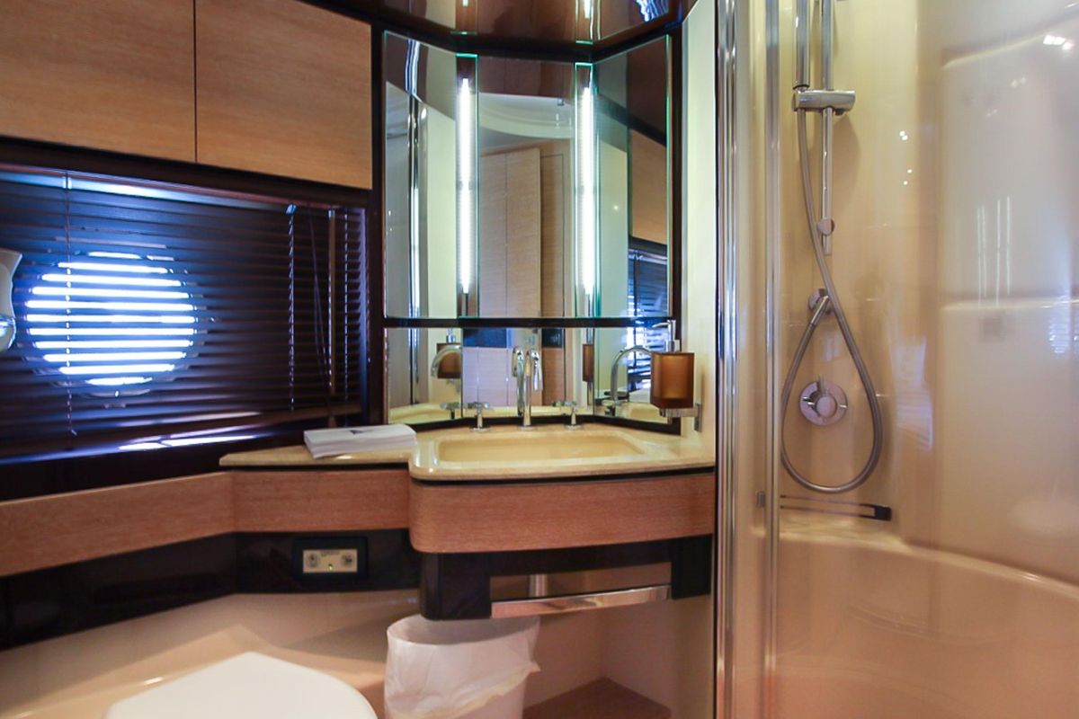 2011 Azimut 70 