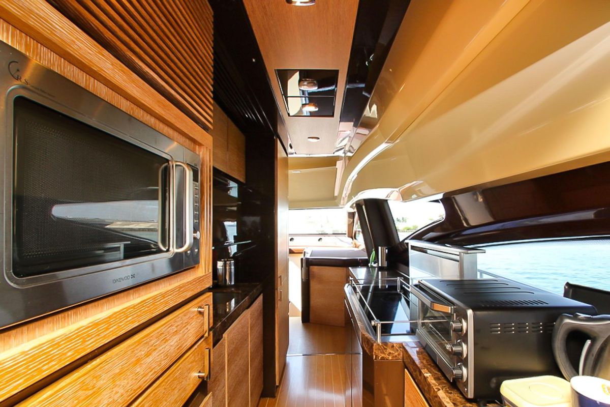2011 Azimut 70 