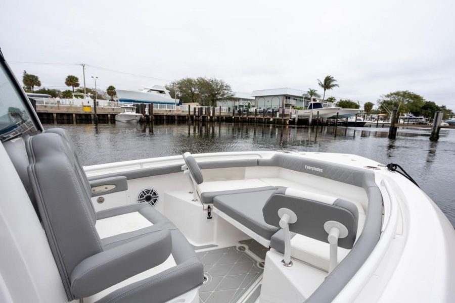 2023 Everglades 235 Center Console