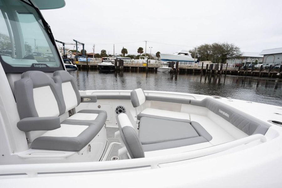 2023 Everglades 235 Center Console