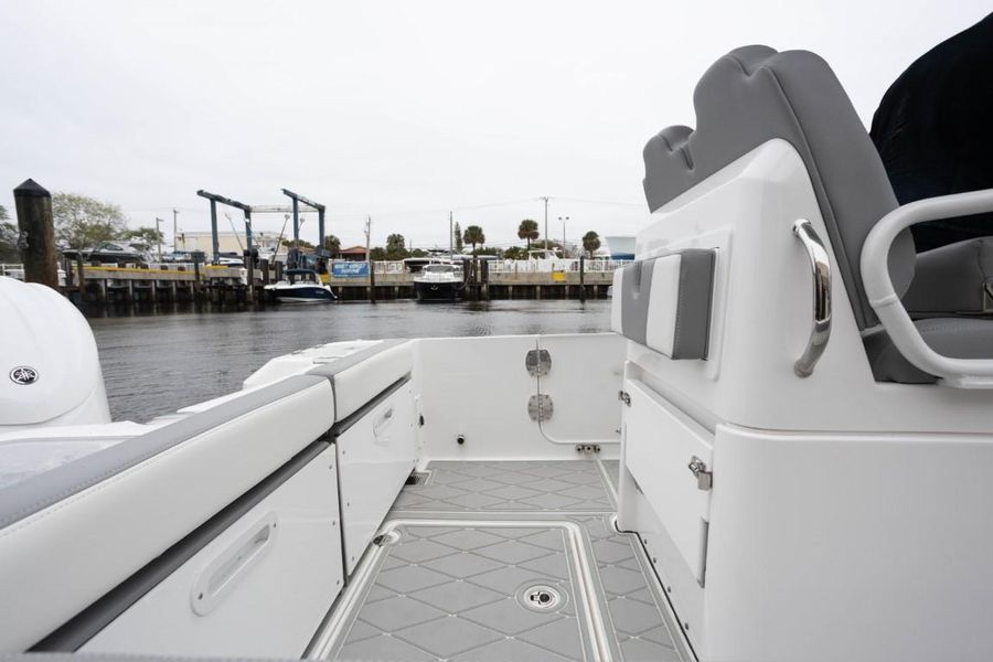 2023 Everglades 235 Center Console