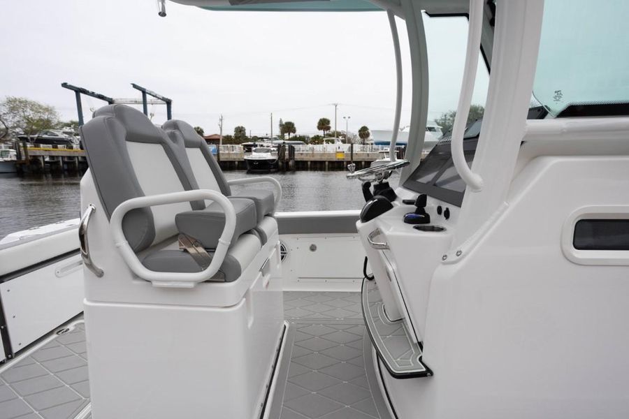 2023 Everglades 235 Center Console