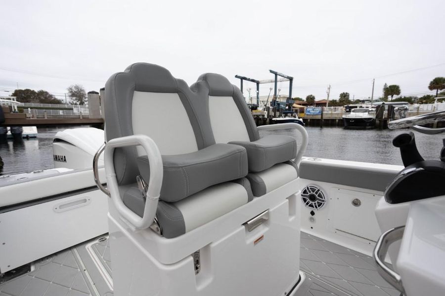 2023 Everglades 235 Center Console