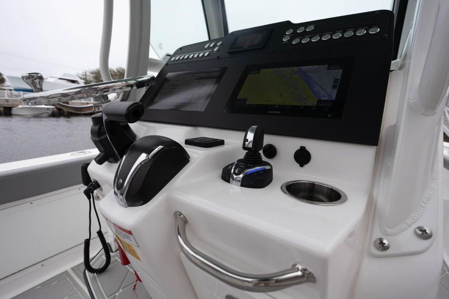 2023 Everglades 235 Center Console