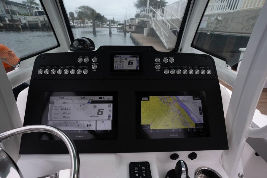 2023 Everglades 235 Center Console