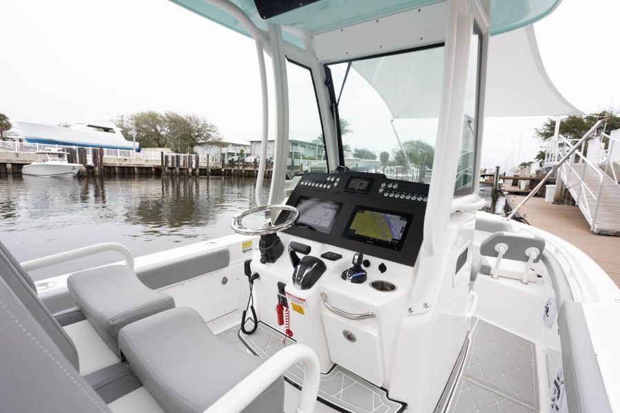 2023 Everglades 235 Center Console