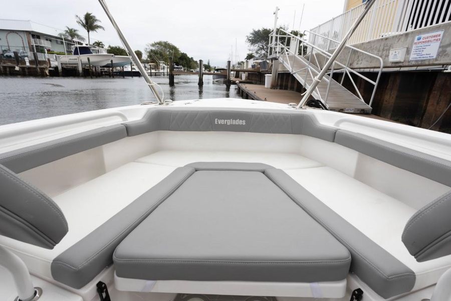 2023 Everglades 235 Center Console