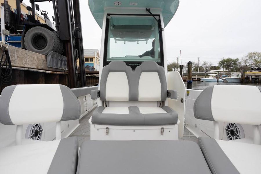 2023 Everglades 235 Center Console