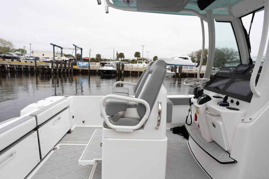 2023 Everglades 235 Center Console