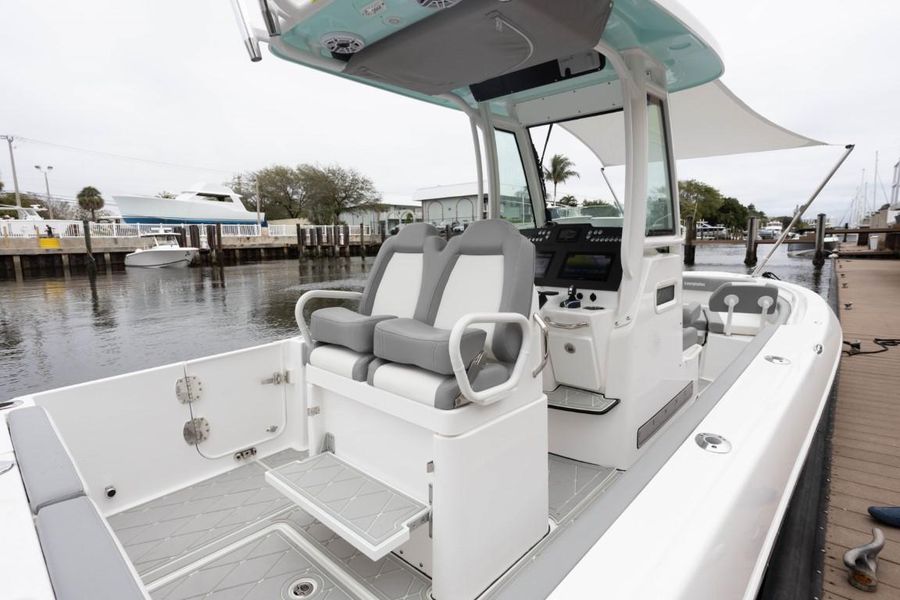 2023 Everglades 235 Center Console