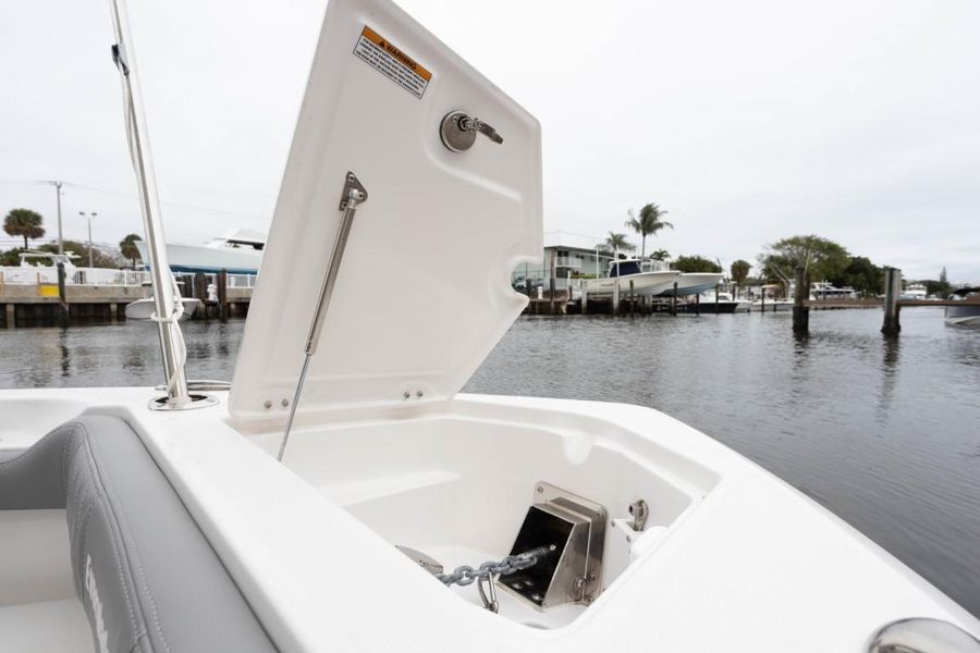 2023 Everglades 235 Center Console