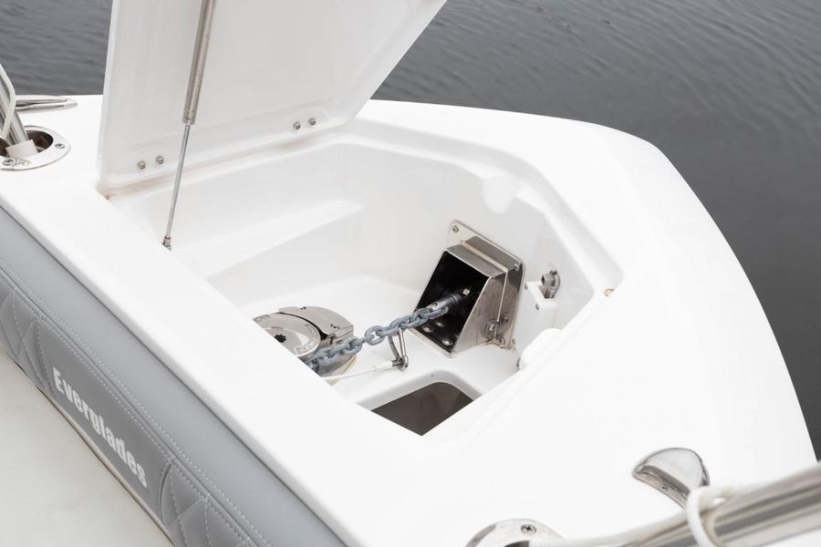 2023 Everglades 235 Center Console