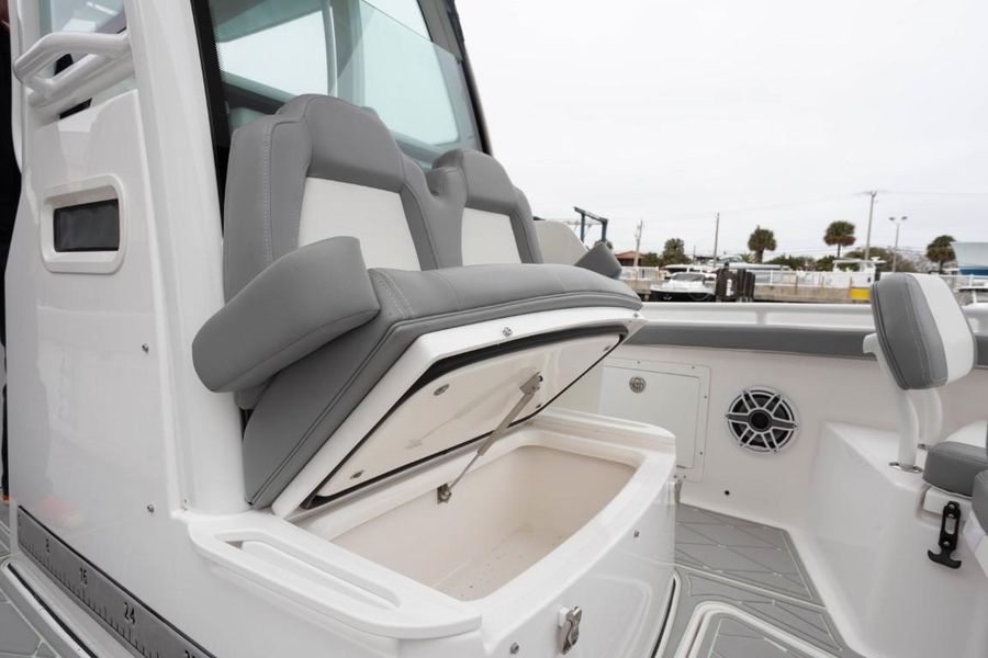 2023 Everglades 235 Center Console