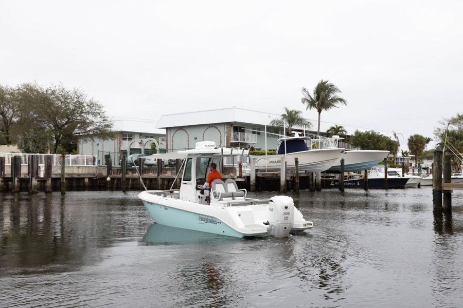 2023 Everglades 235 Center Console