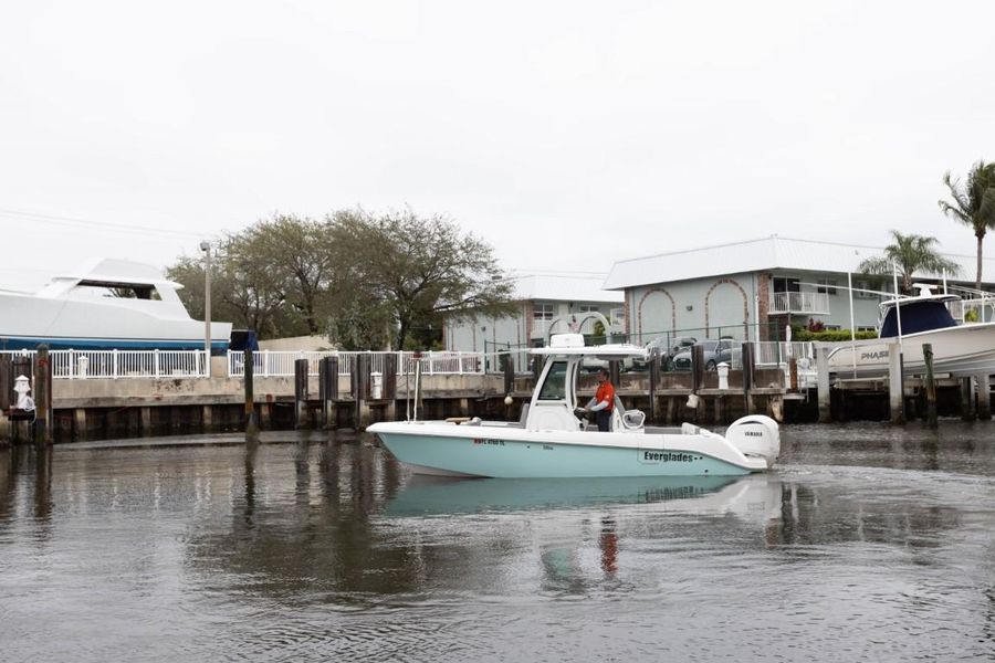 2023 Everglades 235 Center Console