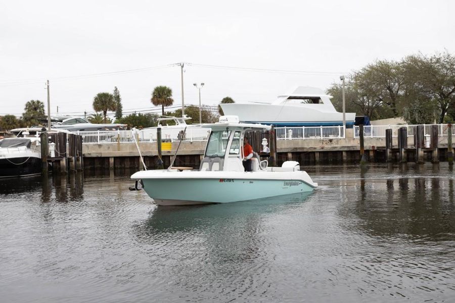 2023 Everglades 235 Center Console